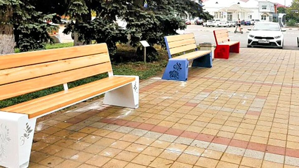 Обновление зоны отдыха в центре города: новые лавочки для комфортного отдыха