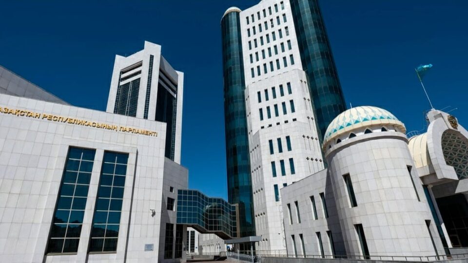 «Адилет» партиясы Қазақстан парламентіндегі 110 мандатты жеңіп алды