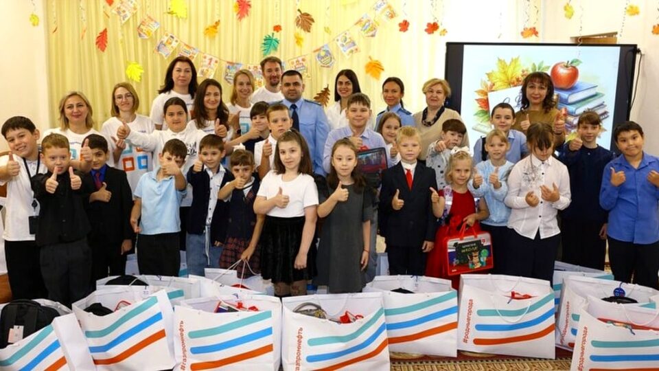 Мектеп жылының басталуы үшін Ноябрьск және Муравленко балаларға сыйлықтар