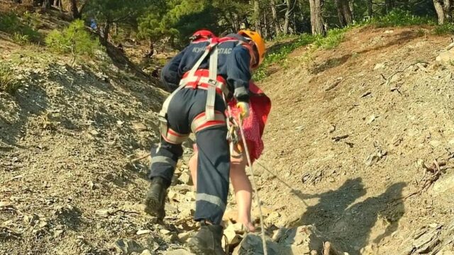 Двое туристов застряли на склоне в районе Геленджика