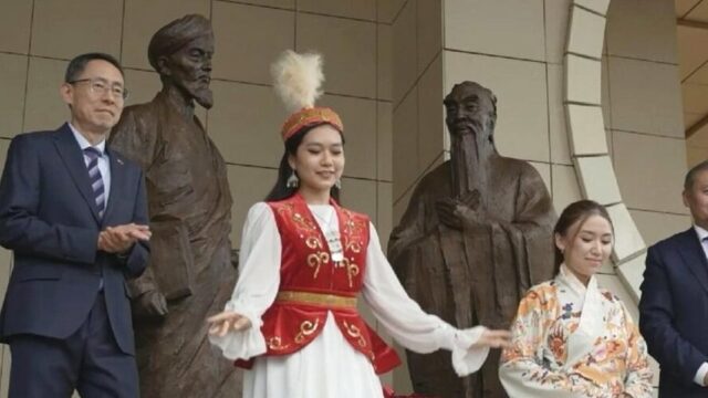 В Астане открыли скульптуру, символизирующую диалог философов