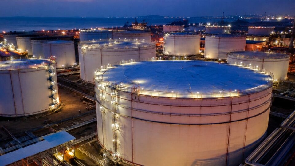 Казахстан снижает прогноз добычи нефти из-за атак на КТК