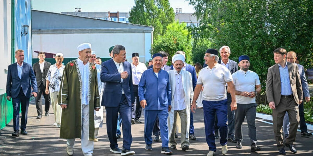 Рустам Минниханов посетил историческую мечеть в Петропавловске