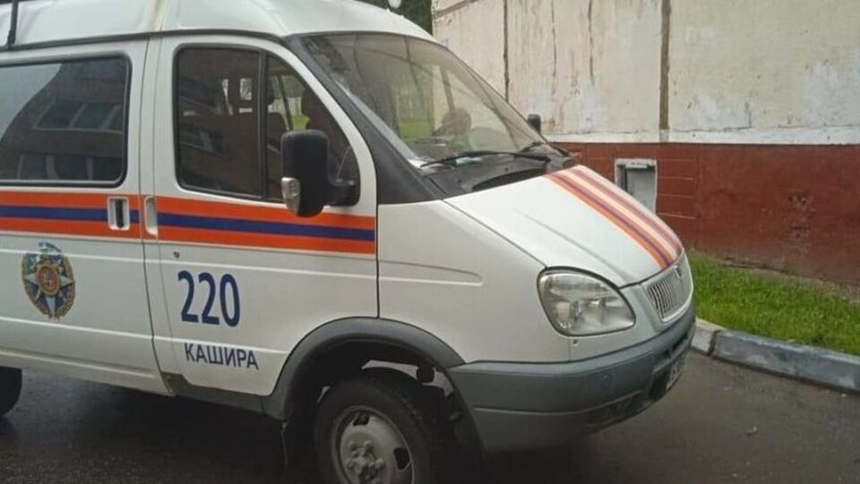 Спасатели оказали помощь медикам в транспортировке пациента в Кашире