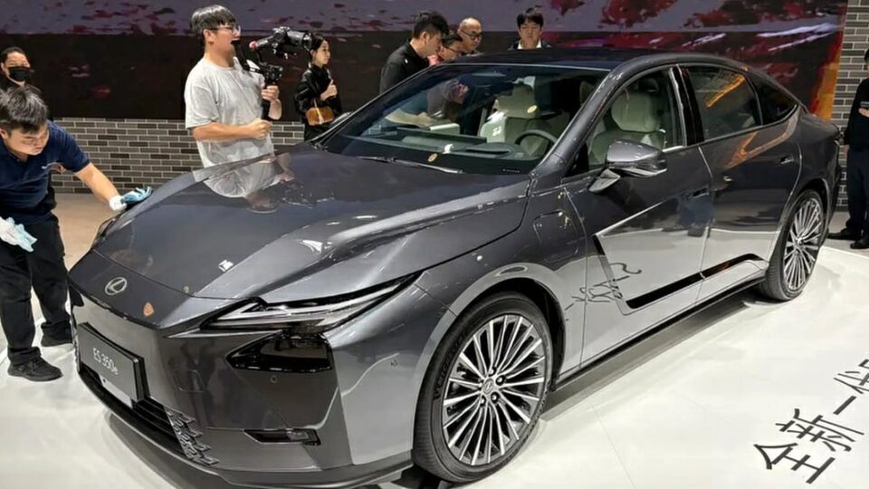 Запуск продаж нового Lexus ES в Казахстане: цены и характеристики