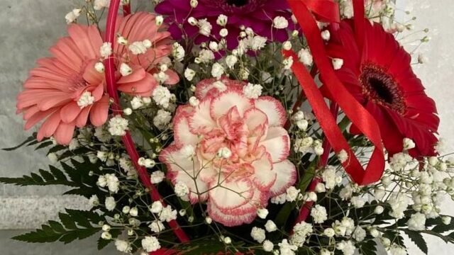1 қыркүйектегі гүлдердің бағасы: дәстүр отбасы бюджетіне қалай әсер етеді
