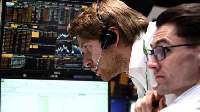 Инвесторлар шетелдік брокерлерге аударымдарды арттыруда: себептері мен көлемдері