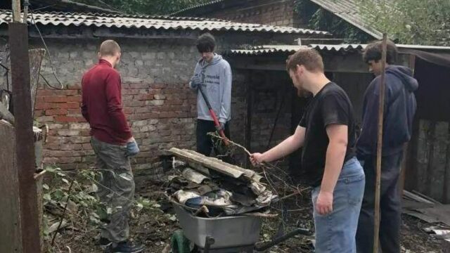 Студенттер-волонтерлер әскери қызметкердің отбасының ауласын абаттандырды