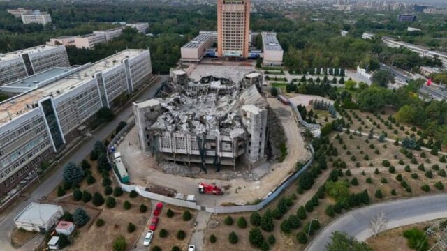 Часть крыши Дворца студентов КазНУ обрушилась в Алматы во время реконструкции