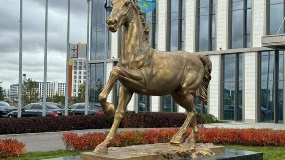 Азербайджан передал статую карабахского коня в штаб-квартиру СВМДА в Казахстане