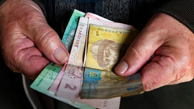 Нацбанк Украины впервые установил курс доллара выше 45 гривен