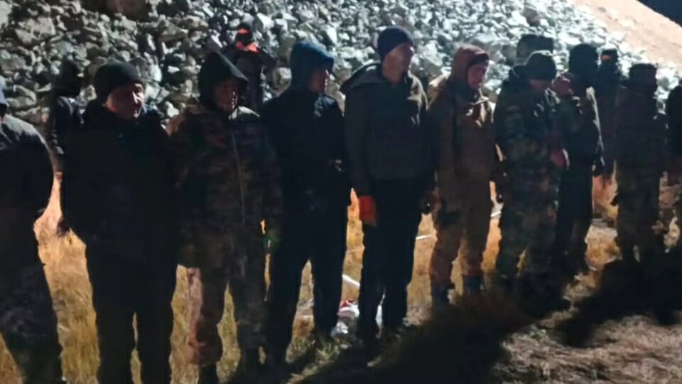 Полиция заңсыз алтын өндірушілерге қарсы қару қолданды