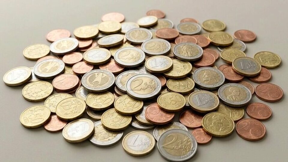 Евро продолжает падение к доллару: снижение на 3,4%
