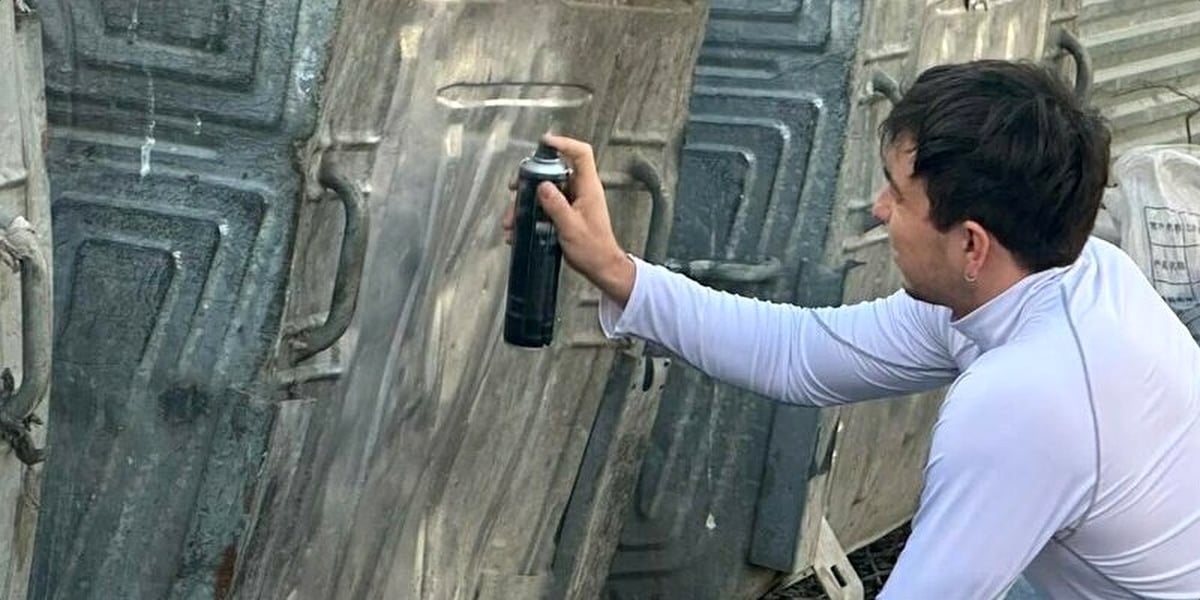 Художник Станислав Алерт осуждён на 5 суток за граффити с надписью KISS ME