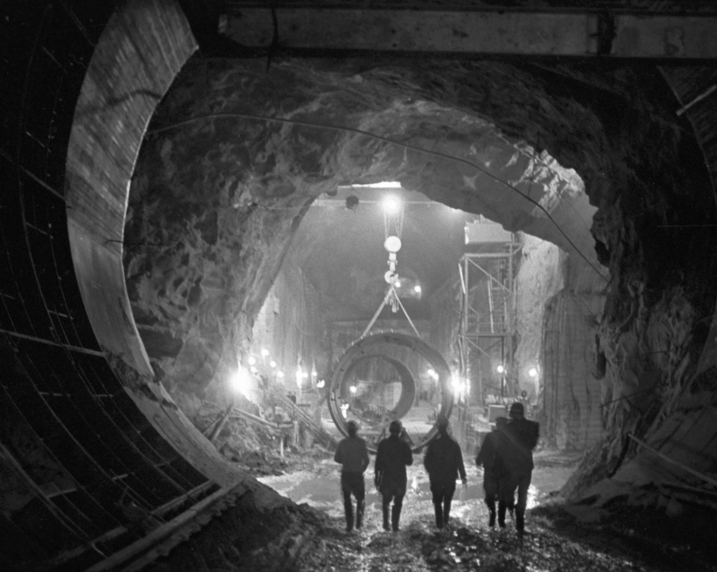 Рабочие в строящемся тоннеле Нурекской гидроэлектростанции в 1970 году